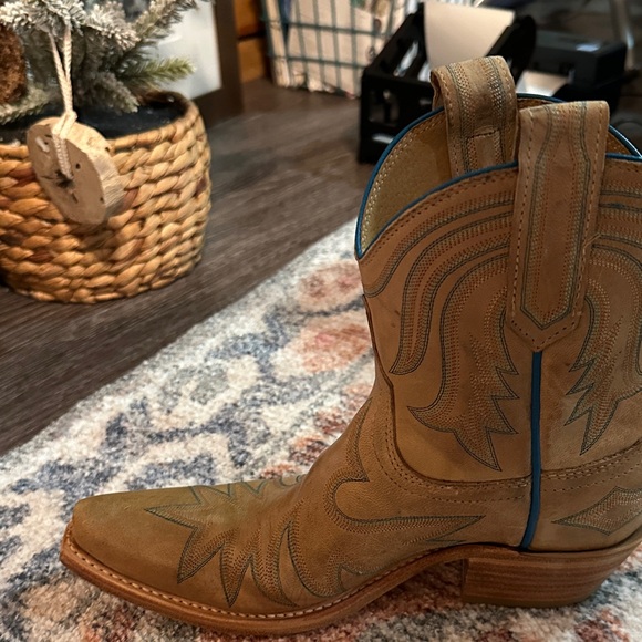 Lucchese Pris Pearl Bone Boots with Blue Stitching - Picture 8 of 16